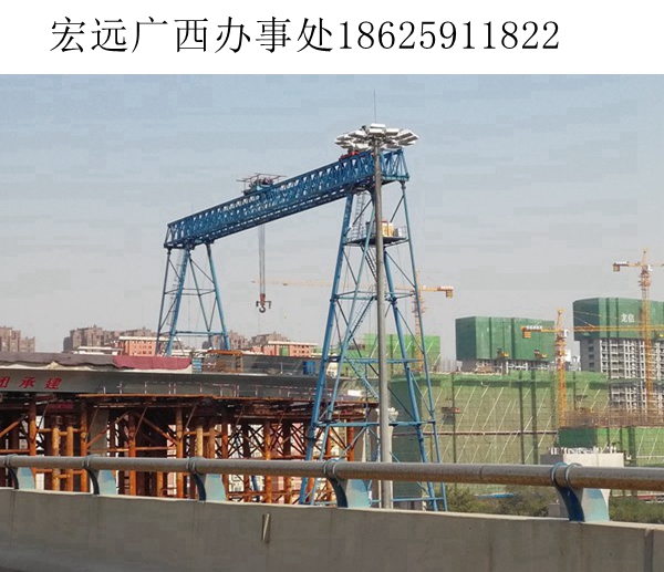 花架式龍門吊是出產(chǎn)過程中的輔助機器